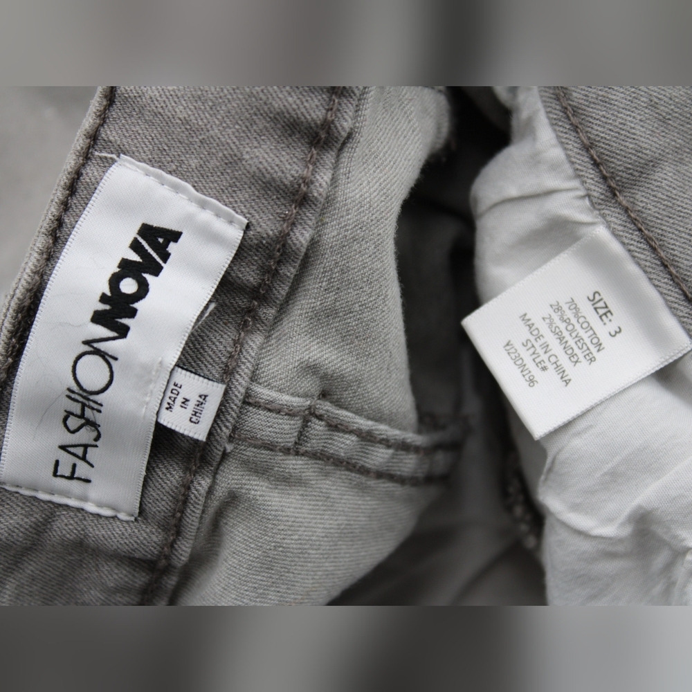 Fashion Nova Time To Shine Silver Foil Cargo Jeans Size 3 Baggy - Picture 5 of 8
